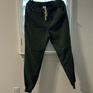Men’s FIGS Slim ‘Tansen’ Scrub Jogger pants. Moss Green, Size Medium
